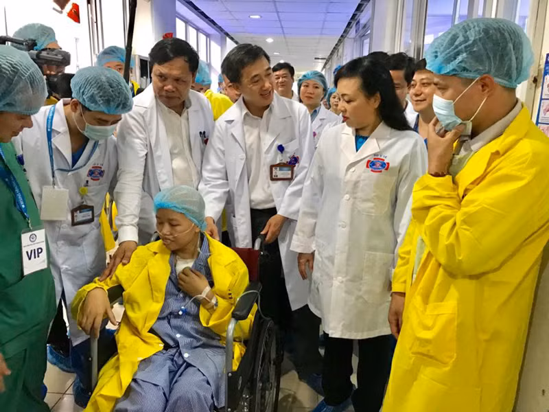 10 phut gap go day nuoc mat cua be binh an voi nguoi me ung thu "sieu anh hung" hinh 4