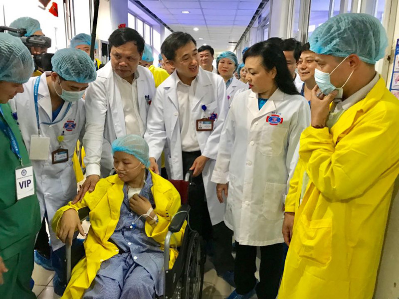 10 phut gap go day nuoc mat cua be binh an voi nguoi me ung thu "sieu anh hung" hinh 4