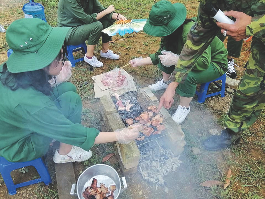 Bài học kỹ năng sinh tồn là trải nghiệm khiến “chiến sĩ” phải tự thân vận động như tham gia bắt cá, nướng thịt, chế biến thức ăn.