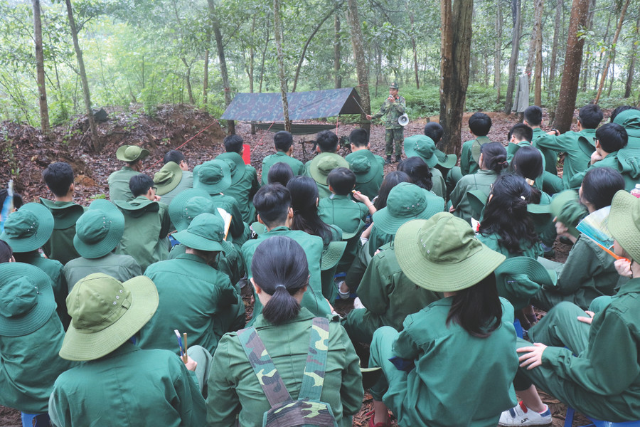 Thầy Hòa - GV của trung tâm đang giảng lý thuyết và thực hành cách mắc tăng, võng đúng theo kỹ thuật.