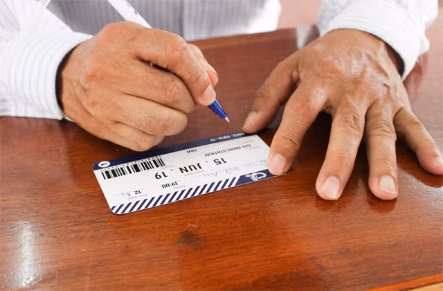 Phụ huynh học sinh cùng viết ước mơ lên chiếc vé tàu trưởng thành của con.