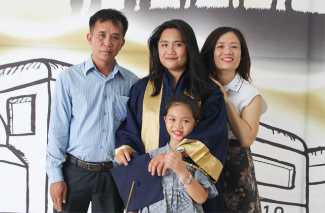 Cả gia đình cùng chung niềm vui trưởng thành cùng con. Cả gia đình cùng chung niềm vui trưởng thành cùng con.