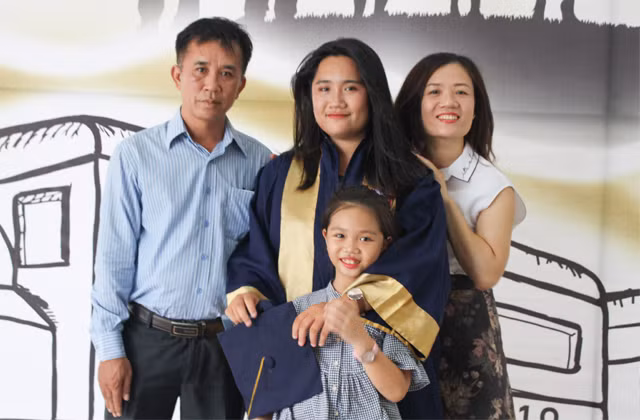 Cả gia đình cùng chung niềm vui trưởng thành cùng con.