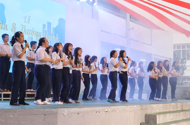 Học sinh khối 12 biểu diễn tốp ca dành tặng cha mẹ và thầy cô tại trường.