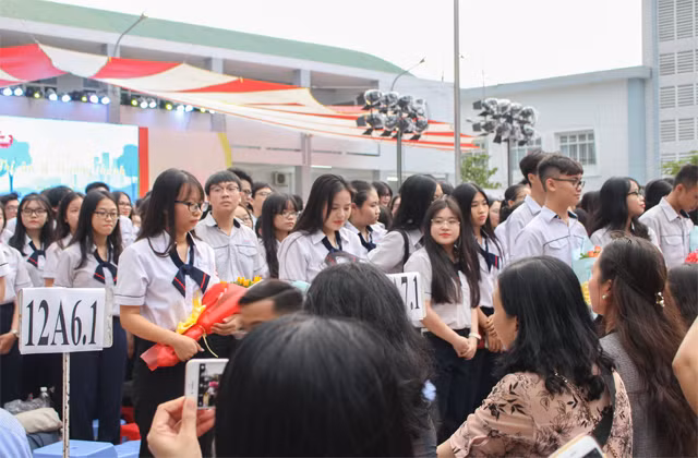 Học sinh quay về phía phụ huynh, đọc những lời cám ơn đầy xúc động.