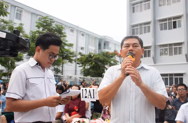 Ông Võ Văn Yên chia sẻ lời cảm ơn của phụ huynh học sinh với toàn trường.