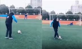 Cút penalty lừa thủ môn có 1 không 2