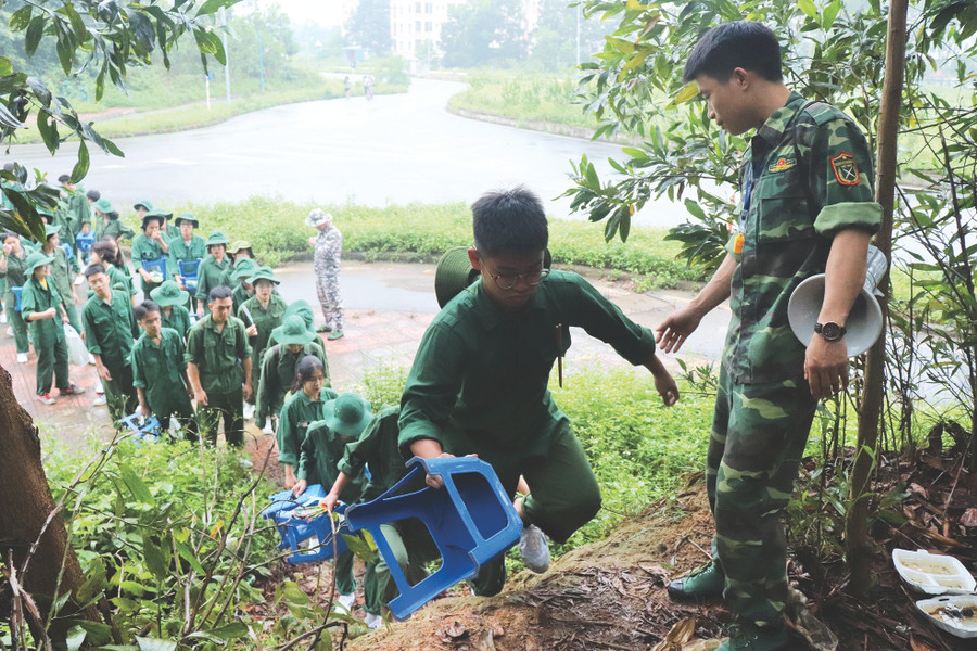 Một trong những điều đặc biệt nhất là học sinh được “nhập cuộc” hoàn toàn vào đời sống chiến sĩ.