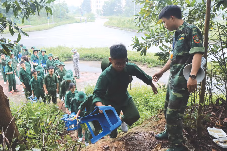 Một trong những điều đặc biệt nhất là học sinh được “nhập cuộc” hoàn toàn vào đời sống chiến sĩ.