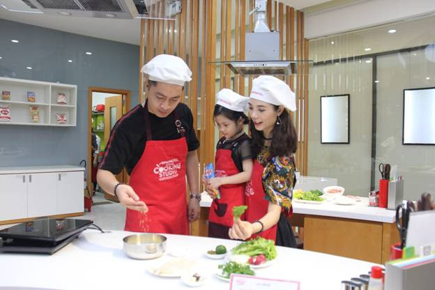 Gia đình nhỏ của diễn viên Quân Anh lần đầu tham gia lớp học nấu ăn tại Ajinomoto Cooking Studio. Gia đình nhỏ của diễn viên Quân Anh lần đầu tham gia lớp học nấu ăn tại Ajinomoto Cooking Studio.