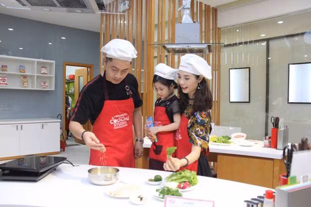 Gia đình nhỏ của diễn viên Quân Anh lần đầu tham gia lớp học nấu ăn tại Ajinomoto Cooking Studio.