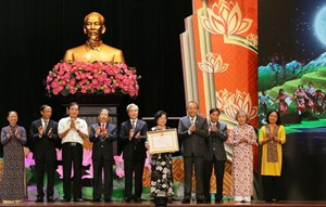 Thay mặt Chủ tịch nước, Ủy viên Bộ Chính trị, Phó Thủ tướng Thường trực Chính phủ Trương Hòa Bình trao Huân chương Lao động hạng Nhất cho đại diện Quỹ Học bổng Vừ A Dính. Ảnh: VGP/Mạnh Hùng Thay mặt Chủ tịch nước, Ủy viên Bộ Chính trị, Phó Thủ tướng Thường trực Chính phủ Trương Hòa Bình trao Huân chương Lao động hạng Nhất cho đại diện Quỹ Học bổng Vừ A Dính. Ảnh: VGP/Mạnh Hùng