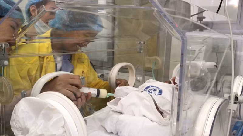 10 phut gap go day nuoc mat cua be binh an voi nguoi me ung thu "sieu anh hung" hinh 2