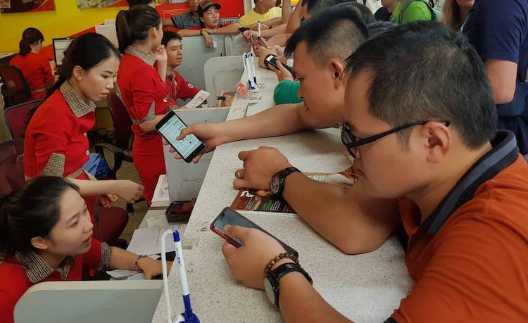 Khách chờ làm thủ tụcvớiVietjet tại sân bay quốc tế Đà Nẵng trưa 15/6. Ảnh:Nguyễn Đông Nhiều chuyến bay Vietjet bị huỷ do nguyên nhân khai thác - 1