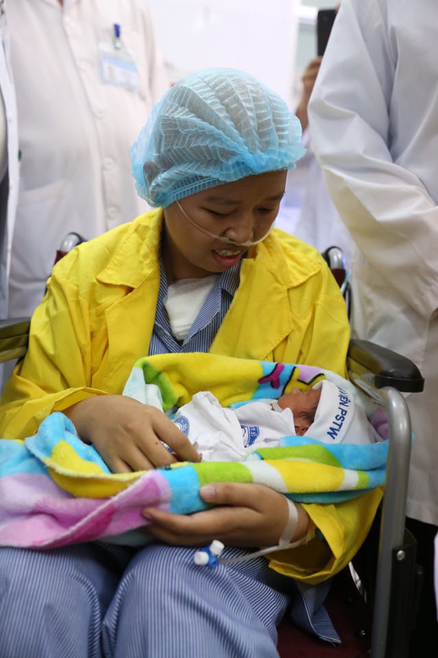 10 phut gap go day nuoc mat cua be binh an voi nguoi me ung thu "sieu anh hung" hinh 1