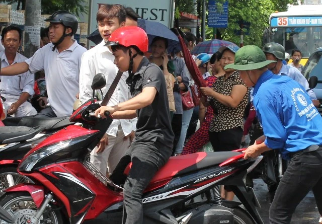 Đậm, nhạt màu áo xanh tình nguyện theo mưa, nắng