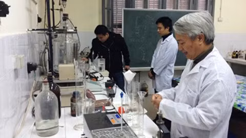 PGS. TS Trần Hồng Côn (phải) cho rằng, hàm lượng asen gấp 2 lần quy định vẫn ở ngưỡng an toàn.