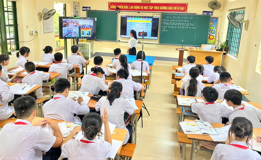 Tiết học được kết nối giữa 3 trường với hơn 200 học sinh tham gia. Tiết học được kết nối giữa 3 trường với hơn 200 học sinh tham gia.