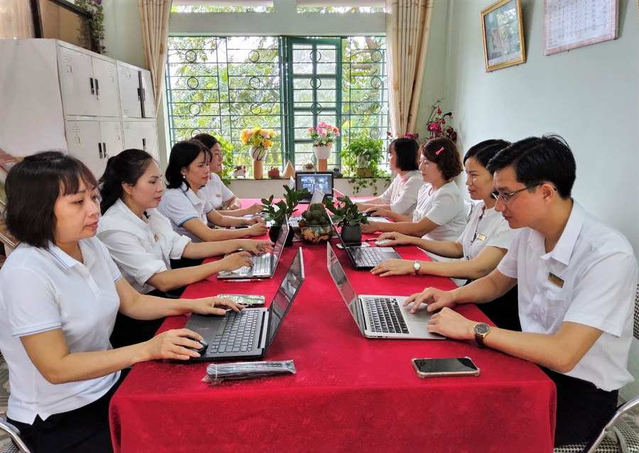 Giáo viên trường THCS Lê Hồng Phong thảo luận sau tiết dạy. Giáo viên trường THCS Lê Hồng Phong thảo luận sau tiết dạy.