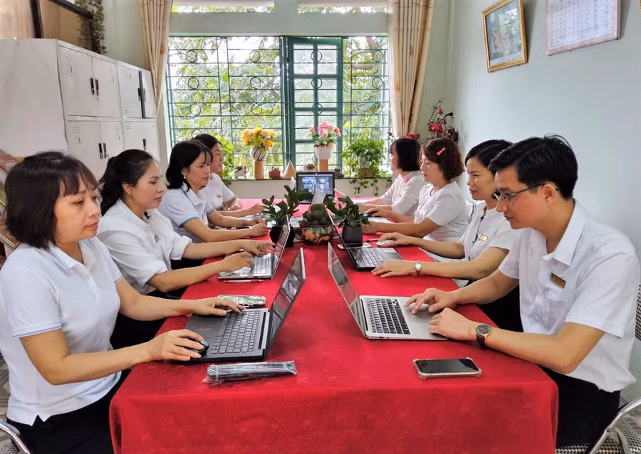 Giáo viên trường THCS Lê Hồng Phong thảo luận sau tiết dạy.