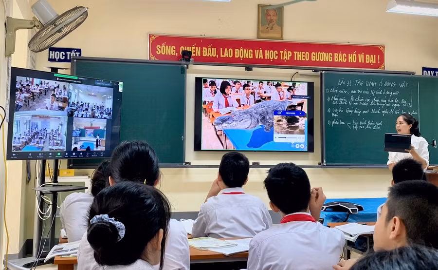 Tiết học ứng dụng công nghệ thực tế ảo của cô trò trường THCS Lê Hồng Phong, thành phố Lào Cai.