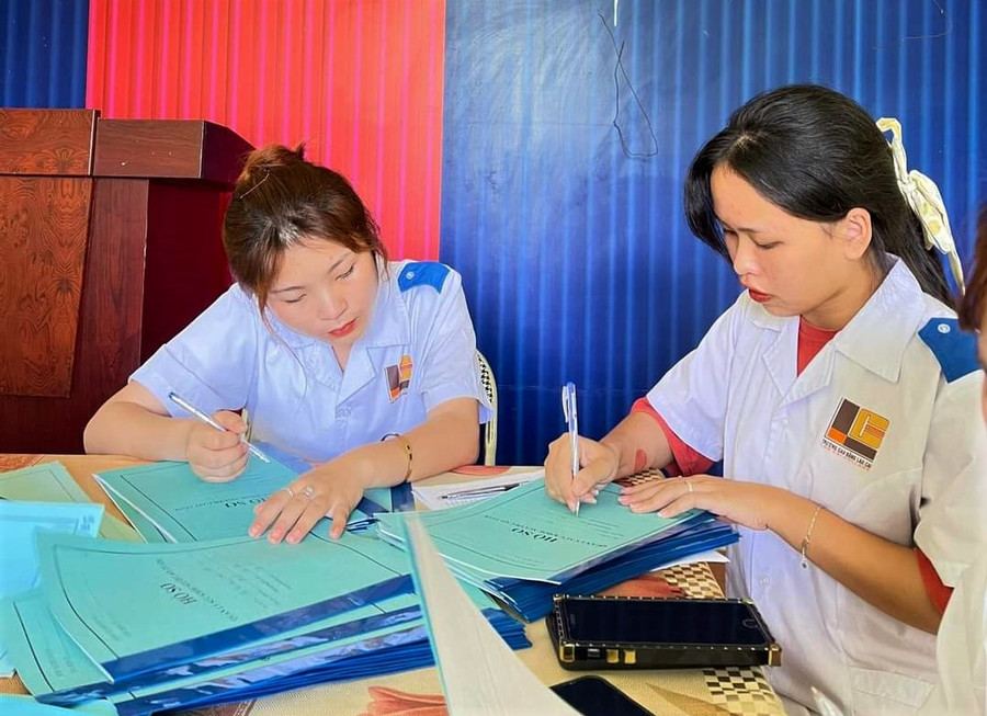 Sinh viên lớp Cao đẳng dược K20 thực tập tại Trạm Y tế phường Kim Tân, thành phố Lào Cai.