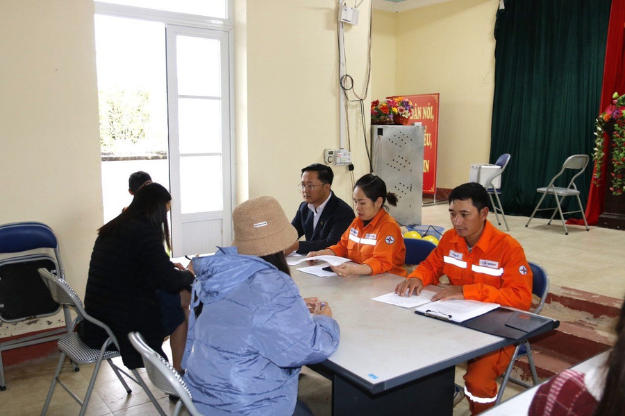 Cán bộ ngành Điện làm việc với khách hàng. Cán bộ ngành Điện làm việc với khách hàng.