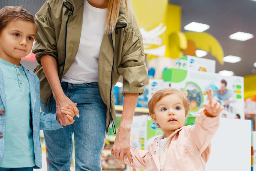 Nếu con cư xử tốt trong cửa hàng, hãy thưởng cho con một phần thưởng nhỏ khi trở về nhà. (Ảnh: ITN). Nếu con cư xử tốt trong cửa hàng, hãy thưởng cho con một phần thưởng nhỏ khi trở về nhà. (Ảnh: ITN).