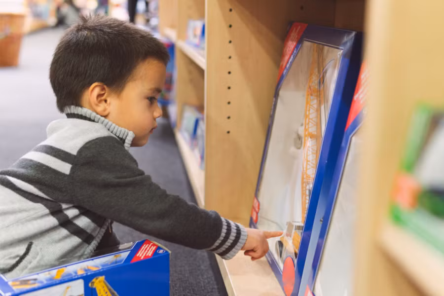 Một cách hữu ích để trấn an con là viết ra những yêu cầu của con. (Ảnh: ITN).