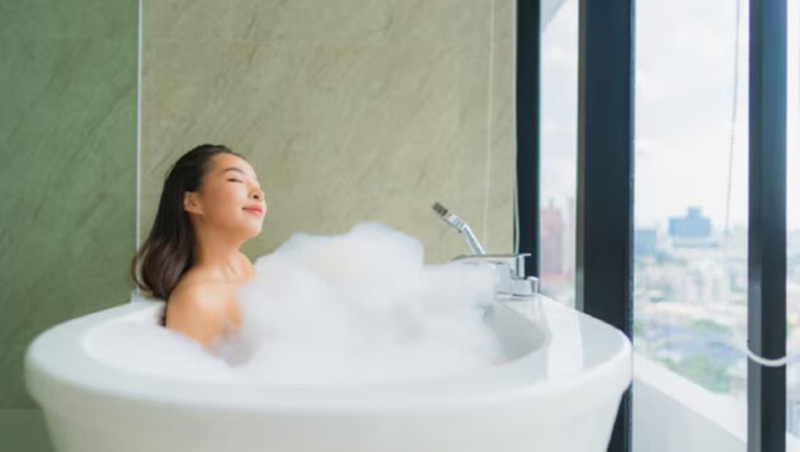 Các chất hoạt động bề mặt và chất tẩy rửa mạnh trong các sản phẩm tắm tạo nhiều bọt có xu hướng làm mất đi lớp dầu tự nhiên của da. (Ảnh: ITN) Các chất hoạt động bề mặt và chất tẩy rửa mạnh trong các sản phẩm tắm tạo nhiều bọt có xu hướng làm mất đi lớp dầu tự nhiên của da. (Ảnh: ITN)