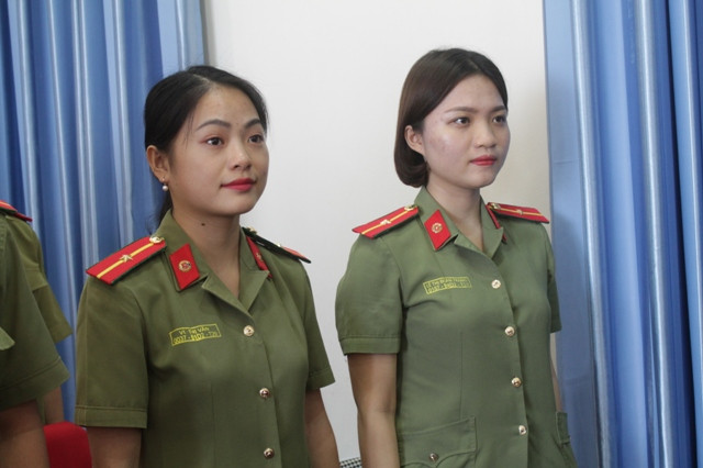 Những cô gái trong bộ quân phục trông khỏe khoắn.