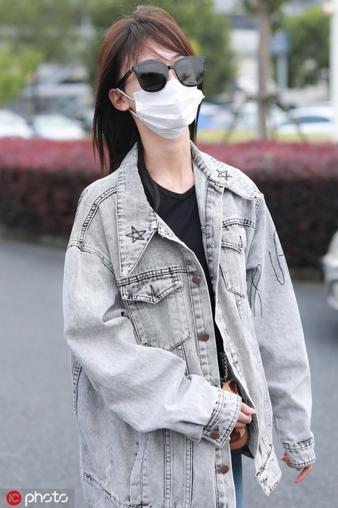 “Ngụy Anh Lạc” Ngô Cẩn Ngôn xuất hiện gầy gò tại sân bay ảnh 3 “Ngụy Anh Lạc” Ngô Cẩn Ngôn xuất hiện gầy gò tại sân bay ảnh 3