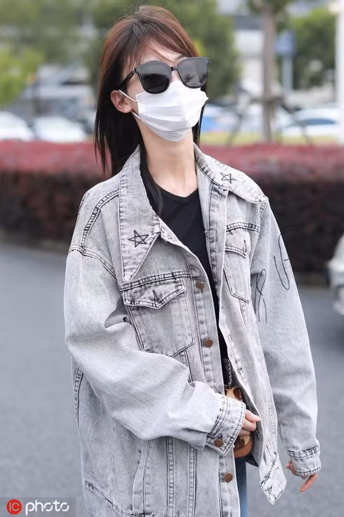 “Ngụy Anh Lạc” Ngô Cẩn Ngôn xuất hiện gầy gò tại sân bay ảnh 3