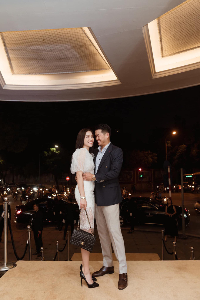 Được Phillip Nguyễn dẫn ra mắt bố mẹ, Linh Rin sắp trở thành nàng dâu nhà hào môn? ảnh 3 Trên trang cá nhân, Linh Rin tình cảm đăng tải dòng trạng thái chia sẻ cảm xúc về buổi gặp gỡ với bố mẹ bạn trai. Cô viết: “Thật sự là một buổi tối ý nghĩa và vô cùng ấm cúng đối với Linh. Đặc biệt là có một người “đồng hành” điển trai đúng nghĩa và phải cảm ơn bạn yêu vì đã ưu ái mình, để mình có được tấm hình đẹp chụp kỉ niệm cùng hai Sếp lớn ạ! Im so thankful”.