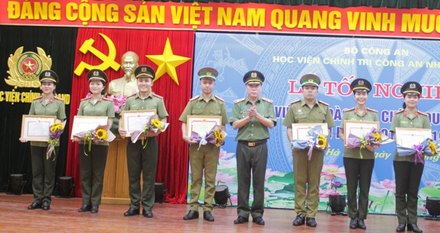 Thiếu tướng, PGS.TS Nguyễn Như Hồng - Phó GĐ Học viện trao bằng khen cho những học viên có thành tích xuất sắc