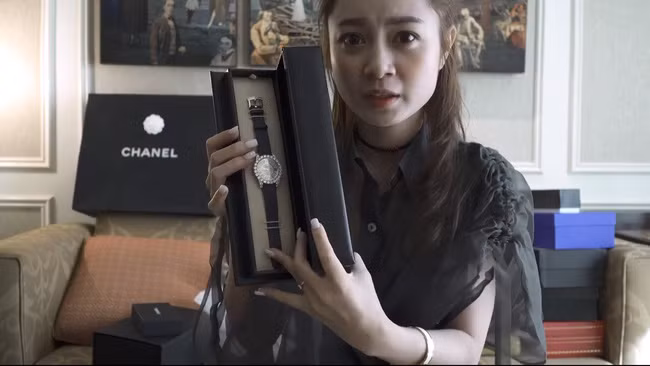 Tò mò về thân thế và chuyện tình cảm của rich kid Việt gây xôn xao mạng xã hội với màn shopping một lần hết 2,3 tỷ ở trời Tây - Ảnh 6. Tò mò về thân thế và chuyện tình cảm của rich kid Việt gây xôn xao mạng xã hội với màn shopping phẩy tay một lần hết 2,3 tỷ ở trời Tây-5