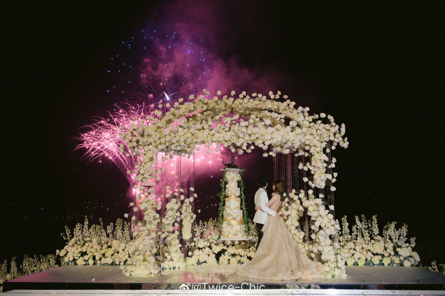 Cận cảnh váy cưới lộng lẫy, siêu to khổng lồ” với mức giá gây choáng của Văn Vịnh San ảnh 11