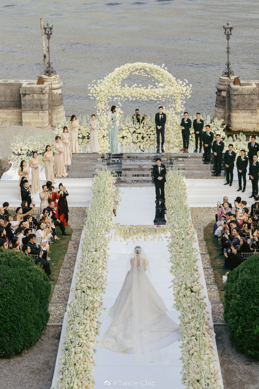 Cận cảnh váy cưới lộng lẫy, siêu to khổng lồ” với mức giá gây choáng của Văn Vịnh San ảnh 9