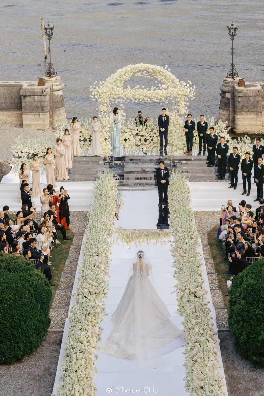 Cận cảnh váy cưới lộng lẫy, siêu to khổng lồ” với mức giá gây choáng của Văn Vịnh San ảnh 9