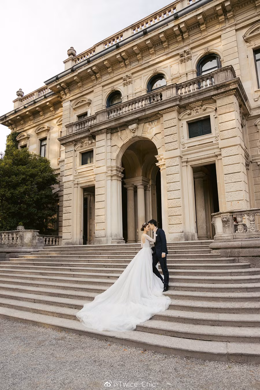 Cận cảnh váy cưới lộng lẫy, siêu to khổng lồ” với mức giá gây choáng của Văn Vịnh San ảnh 8