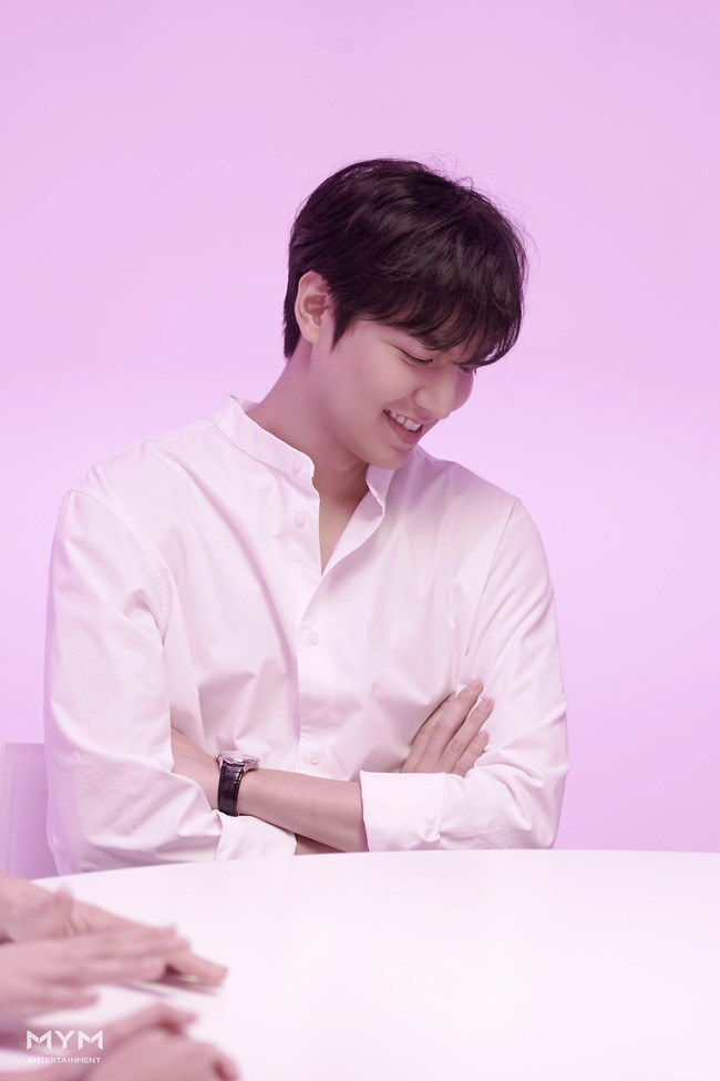 Lee Min Ho lại khiến "tập đoàn" fan girl châu Á mê điên đảo với loạt ảnh soái ca sơ mi trắng đẹp xuất thần - Ảnh 2. Lee Min Ho lại khiến "tập đoàn" fan girl châu Á mê điên đảo với loạt ảnh soái ca sơ mi trắng đẹp xuất thần - Ảnh 2.