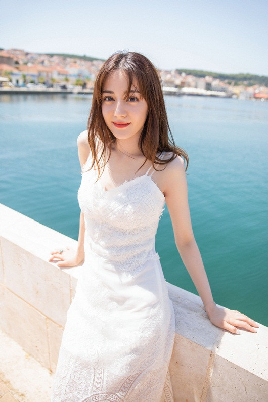 Địch Lệ Nhiệt Ba leo thẳng lên top tìm kiếm xứ Trung vì quá xinh đẹp khi diện váy cưới - Ảnh 5 Địch Lệ Nhiệt Ba leo thẳng lên top tìm kiếm xứ Trung vì quá xinh đẹp khi diện váy cưới - Ảnh 5