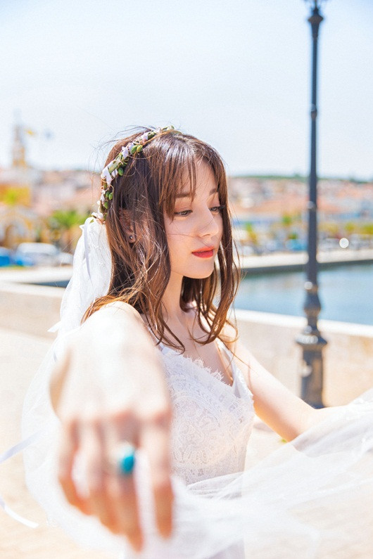 Địch Lệ Nhiệt Ba leo thẳng lên top tìm kiếm xứ Trung vì quá xinh đẹp khi diện váy cưới - Ảnh 6 Địch Lệ Nhiệt Ba leo thẳng lên top tìm kiếm xứ Trung vì quá xinh đẹp khi diện váy cưới - Ảnh 6