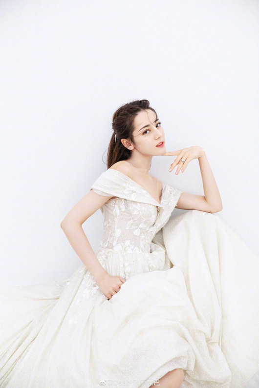 Địch Lệ Nhiệt Ba leo thẳng lên top tìm kiếm xứ Trung vì quá xinh đẹp khi diện váy cưới - Ảnh 3 Địch Lệ Nhiệt Ba leo thẳng lên top tìm kiếm xứ Trung vì quá xinh đẹp khi diện váy cưới - Ảnh 3