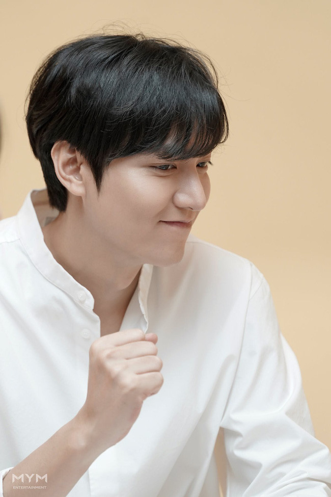 Lee Min Ho lại khiến "tập đoàn" fan girl châu Á mê điên đảo với loạt ảnh soái ca sơ mi trắng đẹp xuất thần - Ảnh 8. Lee Min Ho lại khiến "tập đoàn" fan girl châu Á mê điên đảo với loạt ảnh soái ca sơ mi trắng đẹp xuất thần - Ảnh 8.