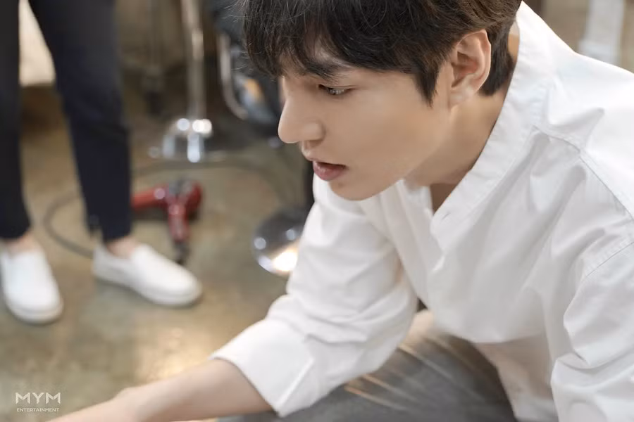 Lee Min Ho lại khiến fan girl điên đảo với loạt ảnh sơ mi trắng đẹp xuất thần ảnh 8