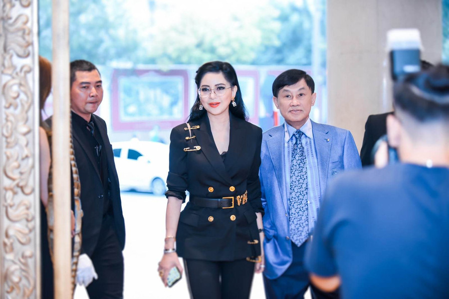 vua ra mat gia dinh thieu gia phillip nguyen, linh rin da dien do &#34;doi dau&#34; me chong tuong lai - 3