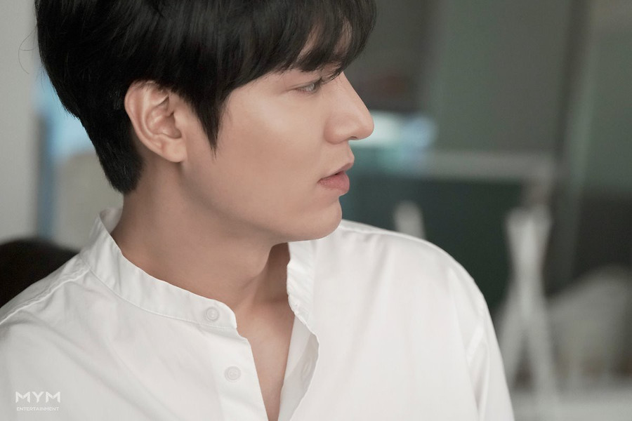 Lee Min Ho lại khiến fan girl điên đảo với loạt ảnh sơ mi trắng đẹp xuất thần ảnh 6 Lee Min Ho lại khiến fan girl điên đảo với loạt ảnh sơ mi trắng đẹp xuất thần ảnh 6