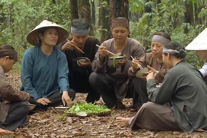 Những tình tiết vô lý đến hài hước ở phim "Tiếng sét trong mưa" ảnh 1 Những tình tiết vô lý đến hài hước ở phim "Tiếng sét trong mưa" ảnh 1