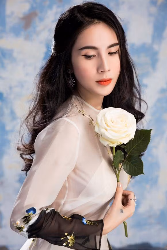 Danh hài Hoài Linh, NSƯT Thành Lộc, hoa khôi Nam Em, ca sĩ Bảo Thy, danh hài Thuý Nga, ca sĩ Đan Trường, sao Việt